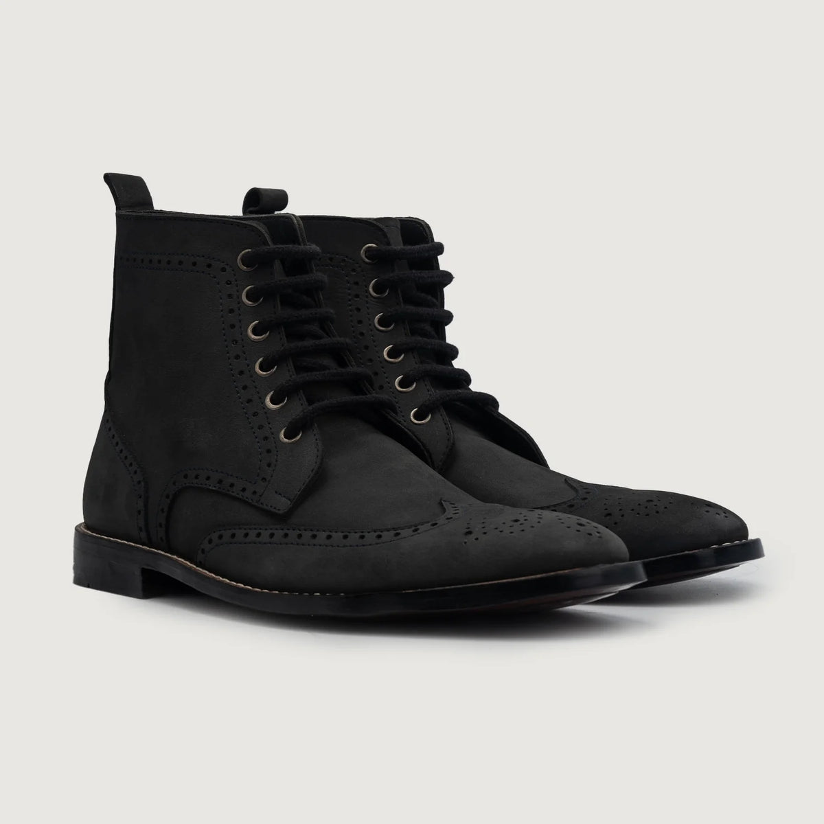 Duster Brogues Derby Nero Nubuck Stivali in pelle da Uomo For Men in vera pelle bovina nera - Vista frontale e silhouette sartoriale | Acquista online