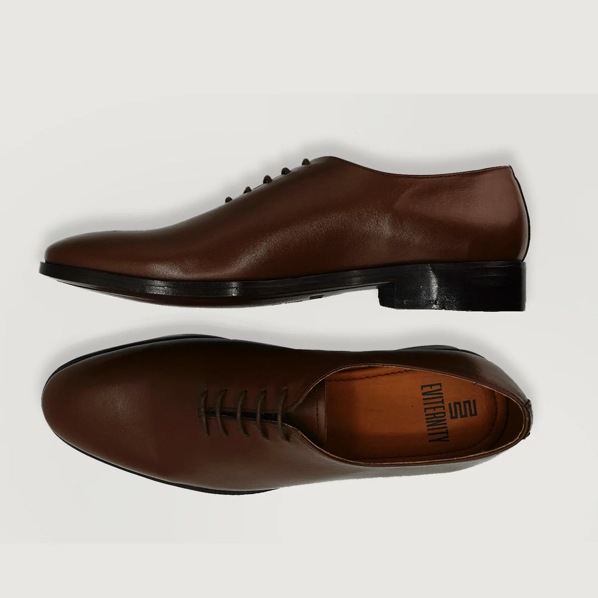 Director Wholecut Marrone Scarpe in pelle da Uomo For Men - Vista laterale che mostra il taglio ergonomico delle maniche