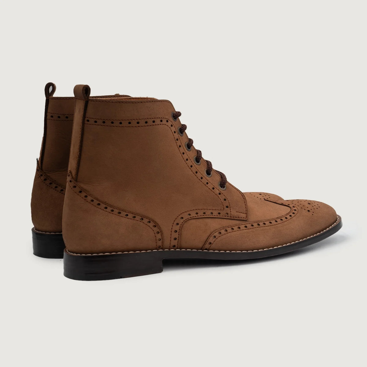 Duster Brogues Derby Marrone Nubuck Stivali in pelle da Uomo For Men - Vista laterale che mostra il taglio ergonomico delle maniche