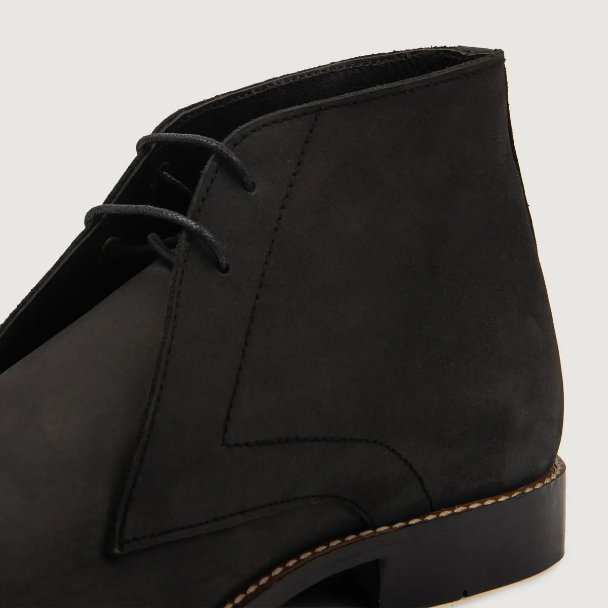 High-Traction Rubber Outsole & Lug Tread Pattern on Corry Chukka Nero Nubuck Stivali in pelle da Uomo For Men