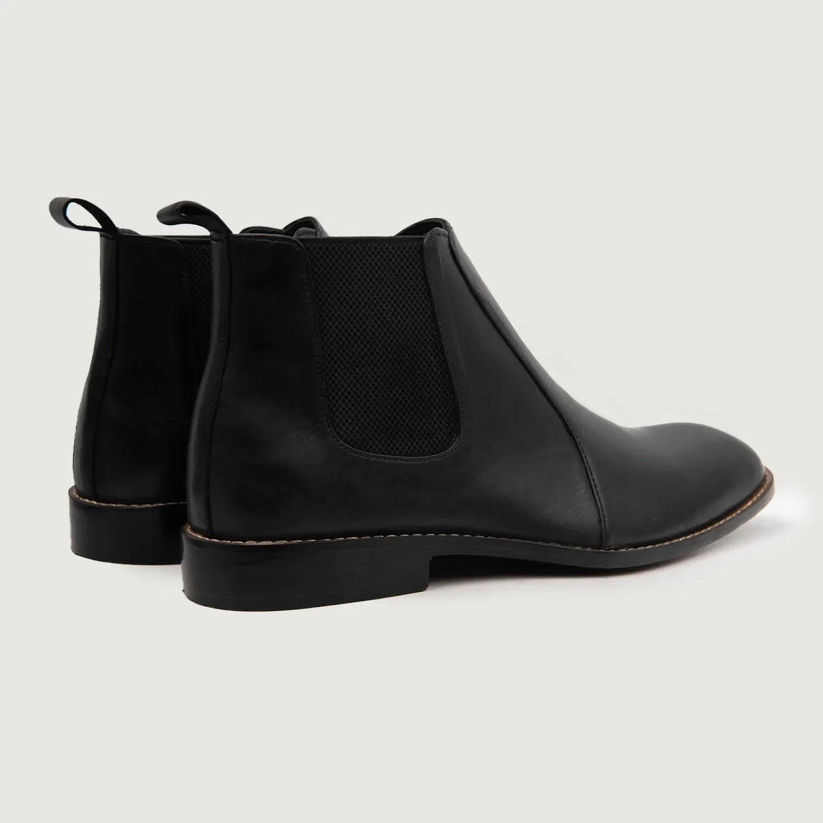 High-Traction Rubber Outsole & Lug Tread Pattern on Clarkson Chelsea Nero Stivali in pelle da Uomo For Men