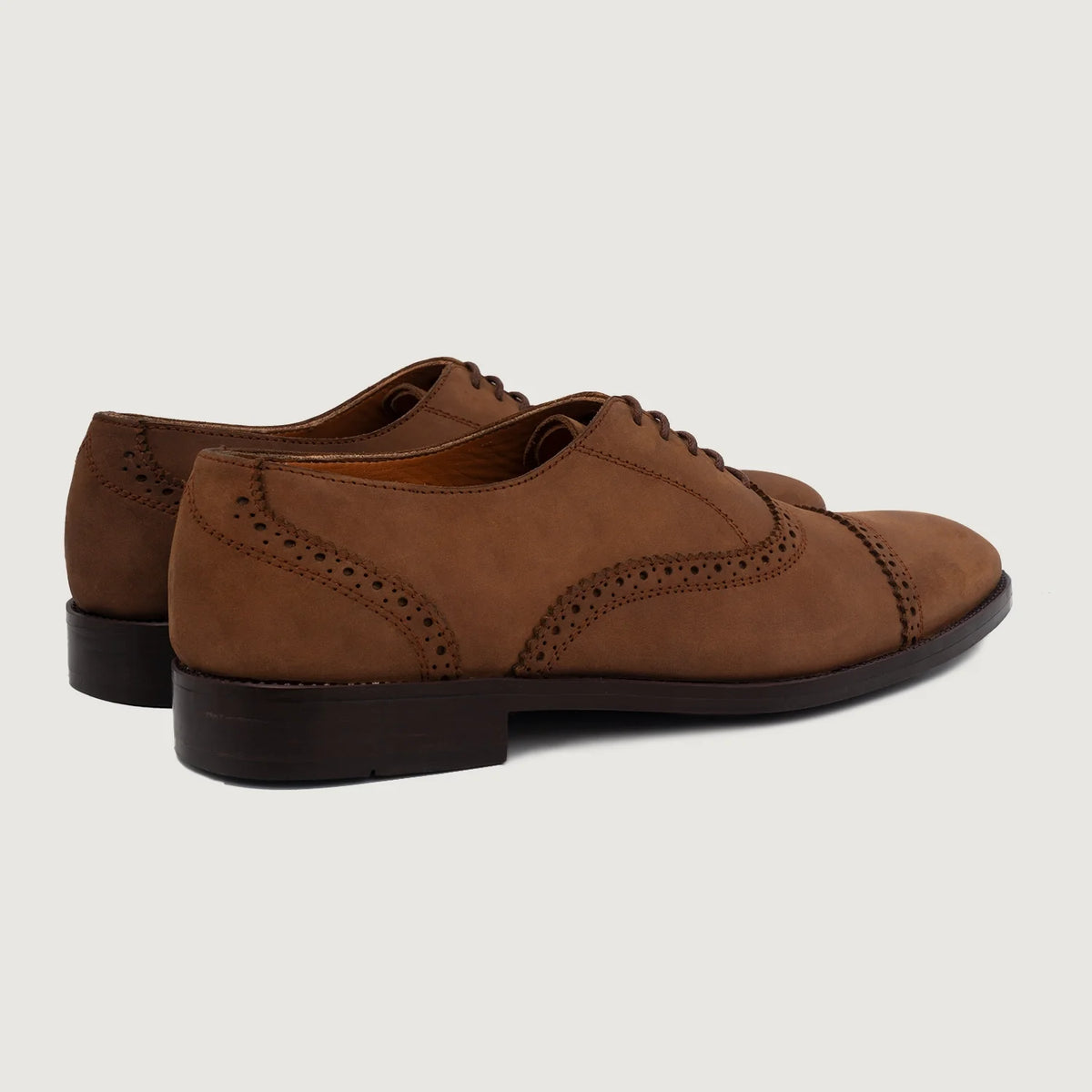 High-Traction Rubber Outsole & Lug Tread Pattern on Grigioson Brogues Oxford Oil Pull-up Marrone Scarpe in pelle da Uomo