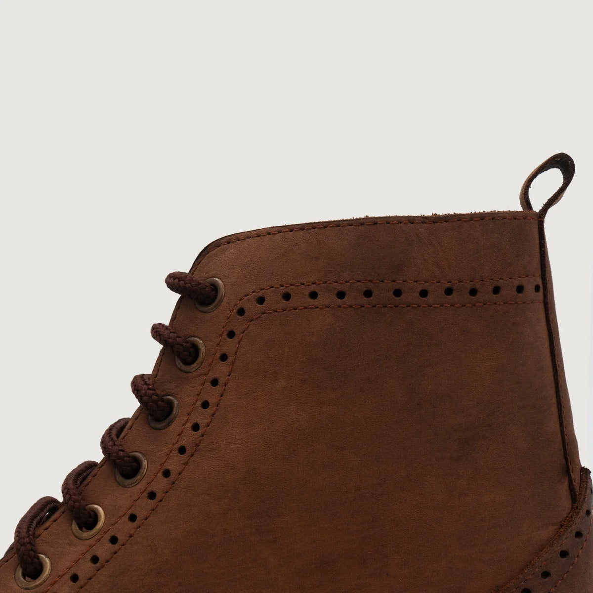 Dettaglio ravvicinato of Classic Collar & Heavy-Duty Zipper Hardware on Duster Brogues Derby Oil Pull-up Marrone Stivali in pelle da Uomo