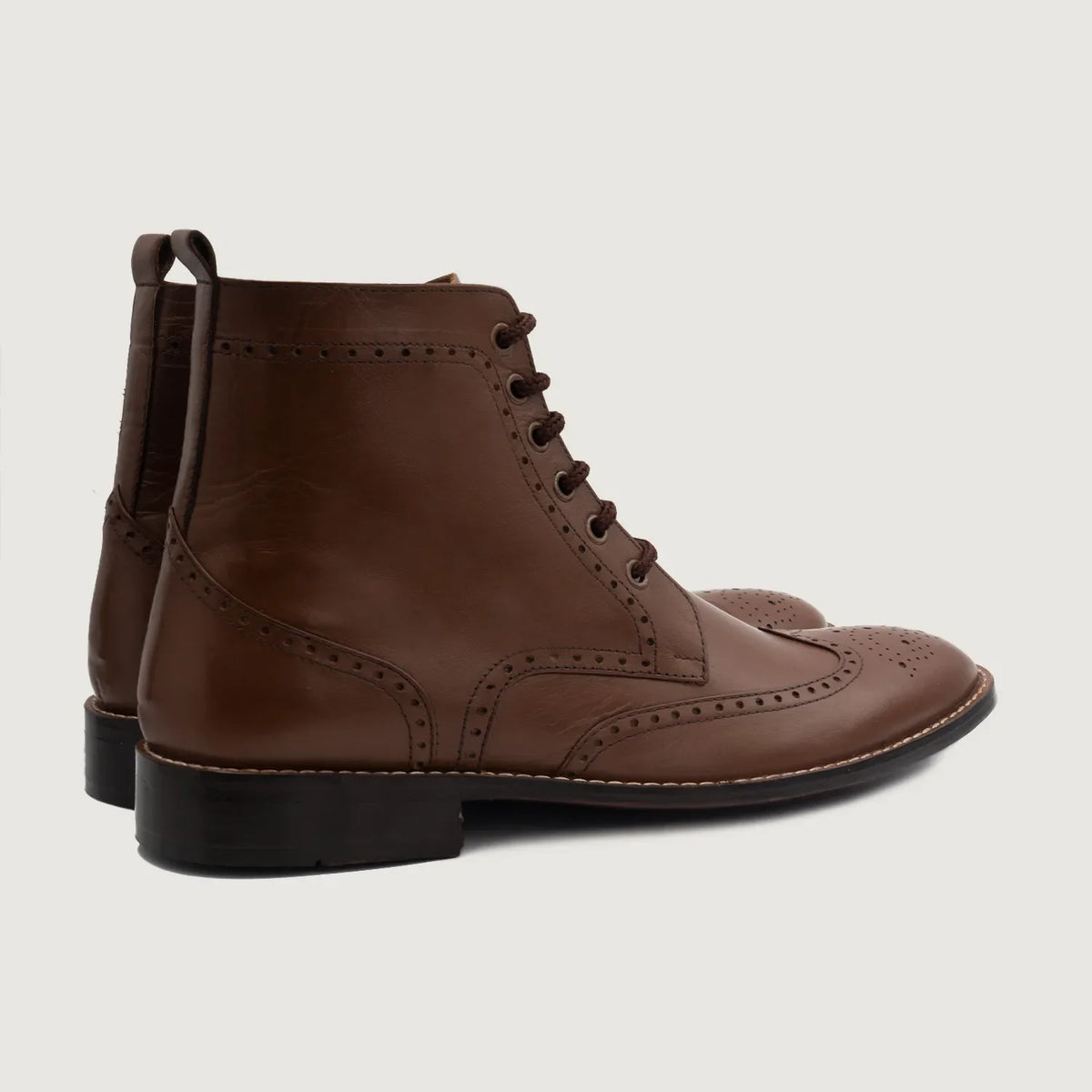 Duster Brogues Derby Marrone Stivali in pelle da Uomo - Vista laterale che mostra il taglio ergonomico delle maniche