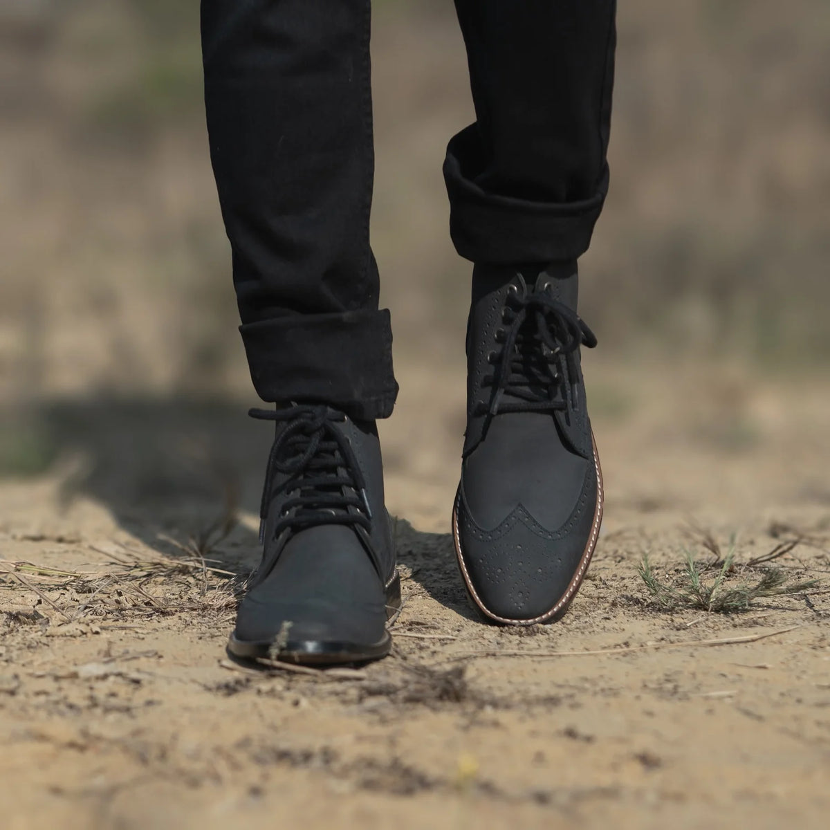 Tailored Rib Cuffs & Hem Craftsmanship Construction Detail on Duster Brogues Derby Nero Nubuck Stivali in pelle da Uomo For Men
