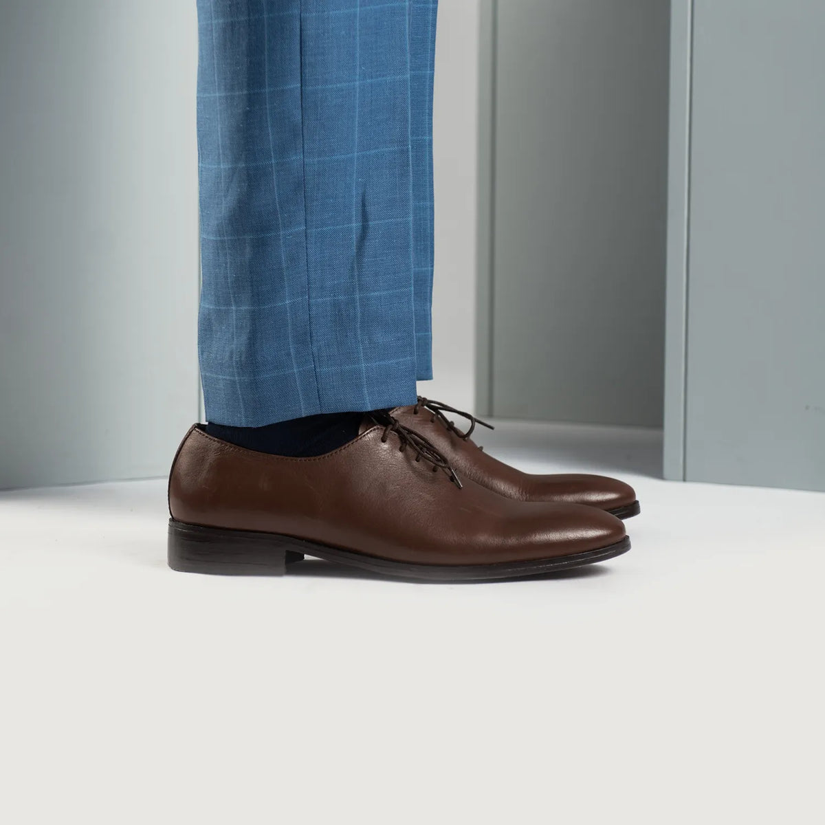 Prospettiva indossata di Director Wholecut Marrone Scarpe in pelle da Uomo For Men su modello - Drappeggio naturale alla luce del giorno