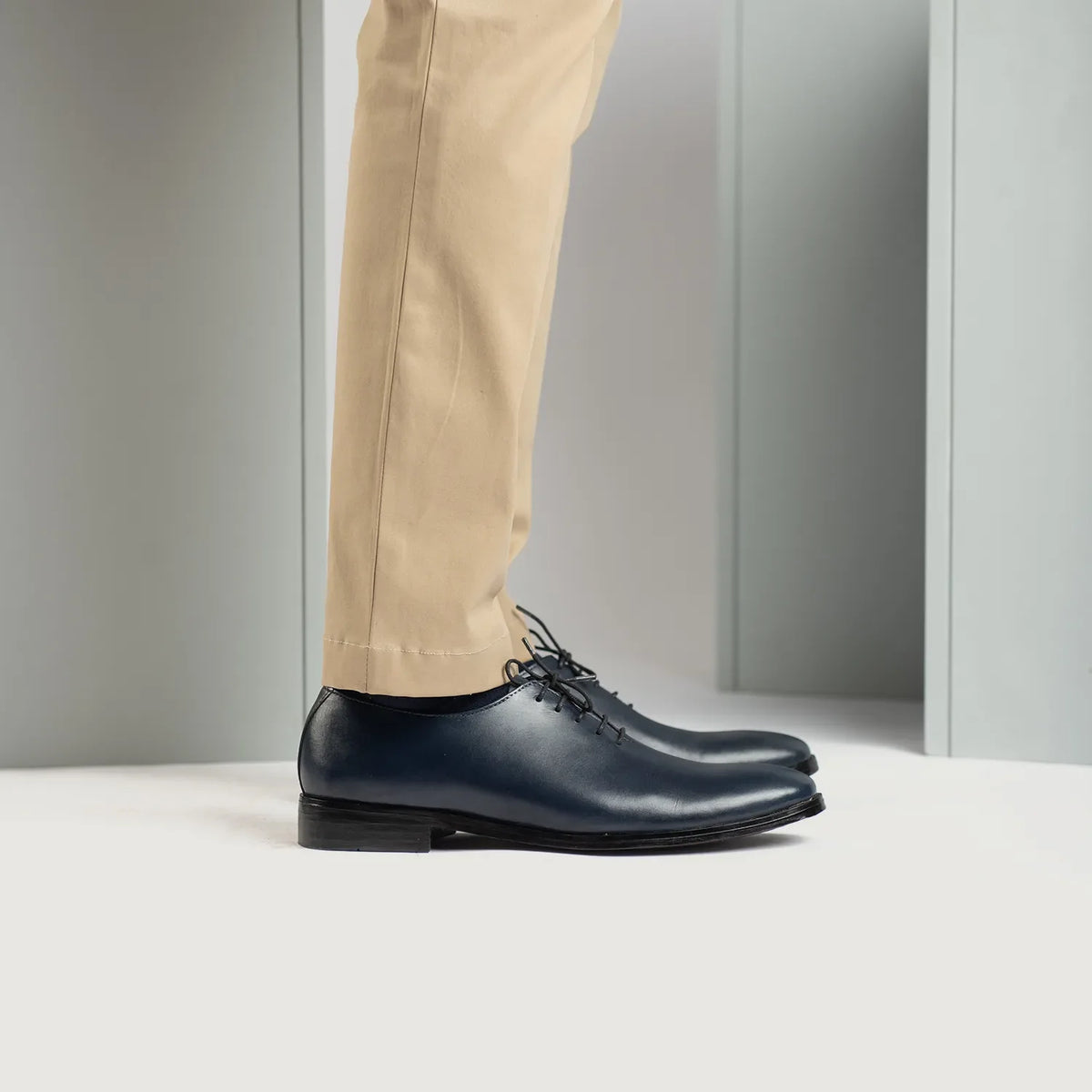 Prospettiva indossata di Director Wholecut Midnight Blu Scarpe in pelle da Uomo For Men su modello - Drappeggio naturale alla luce del giorno