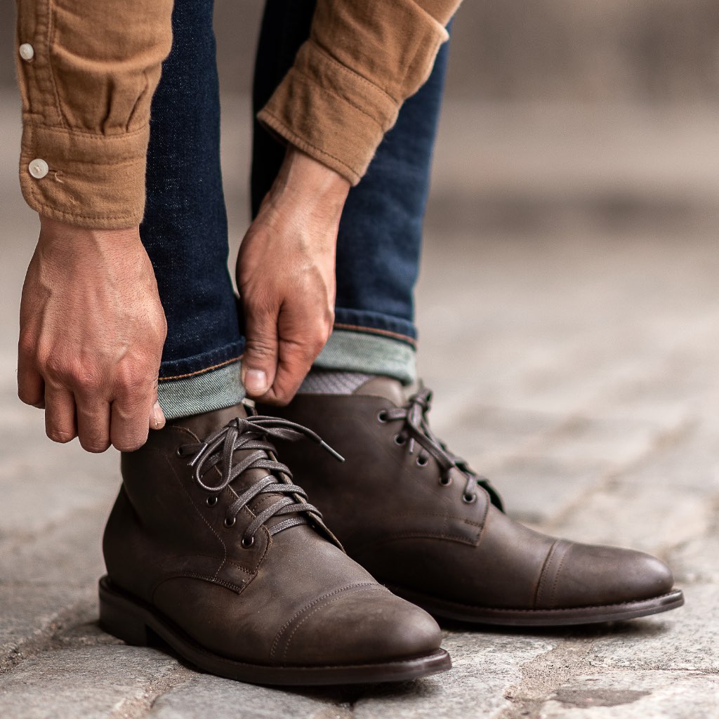 Authentic Full-Grain Leather Grain Depth & Pull-Up Patina Texture Detail