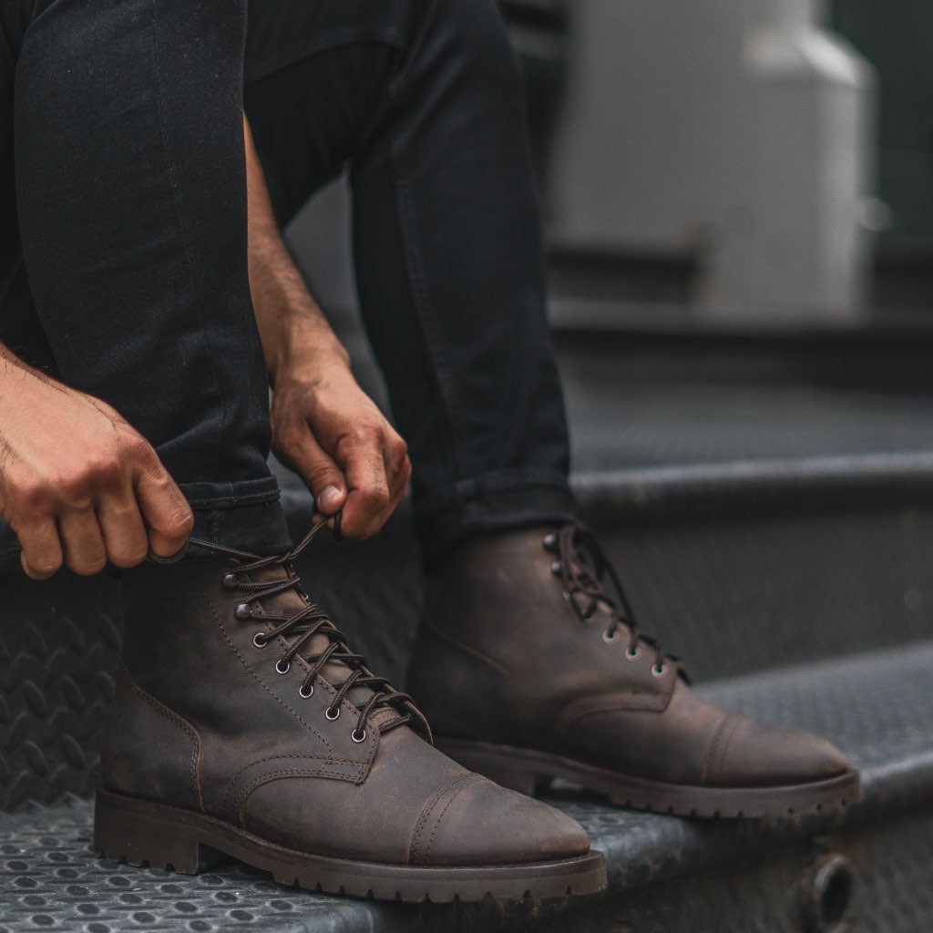 Authentic Full-Grain Leather Grain Depth & Pull-Up Patina Texture Detail