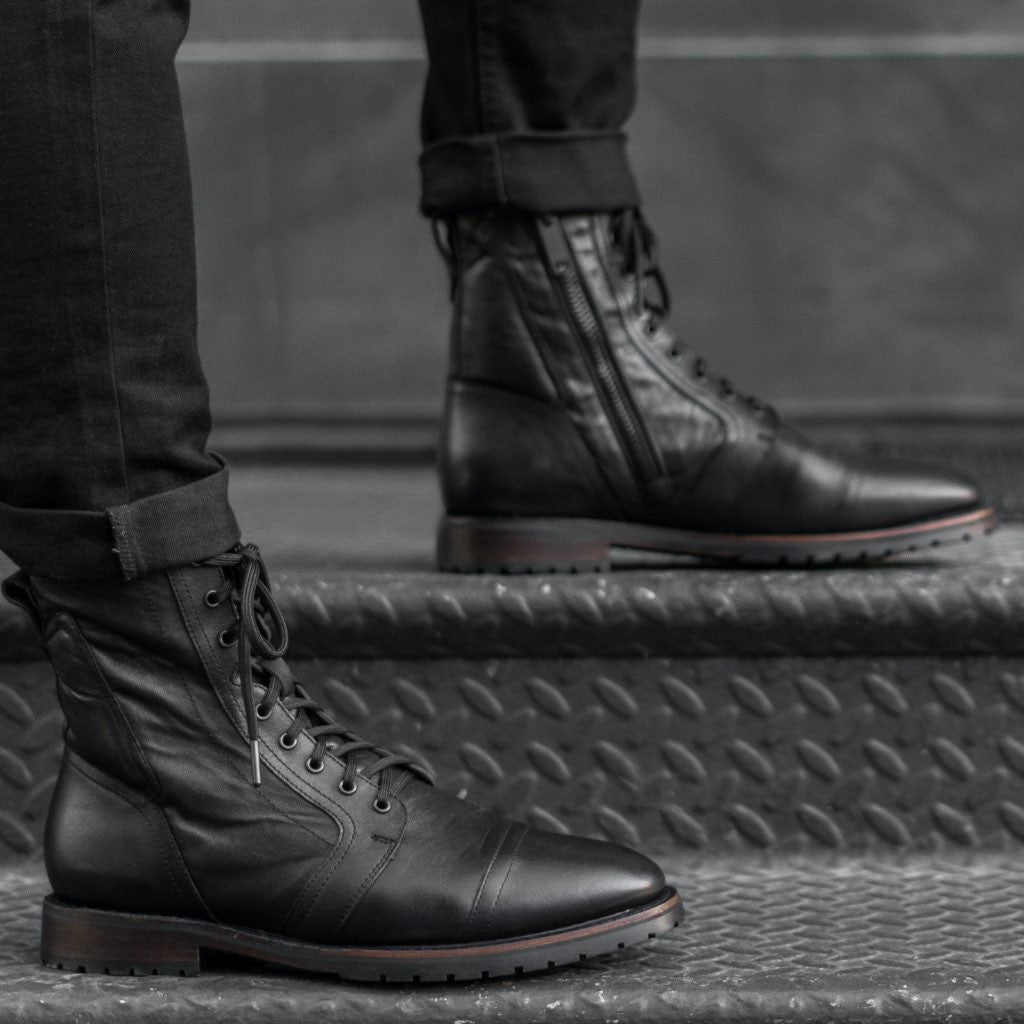 Tailored Rib Cuffs & Hem Craftsmanship Construction Detail on Casa Moto Nero Stivali in pelle da Uomo