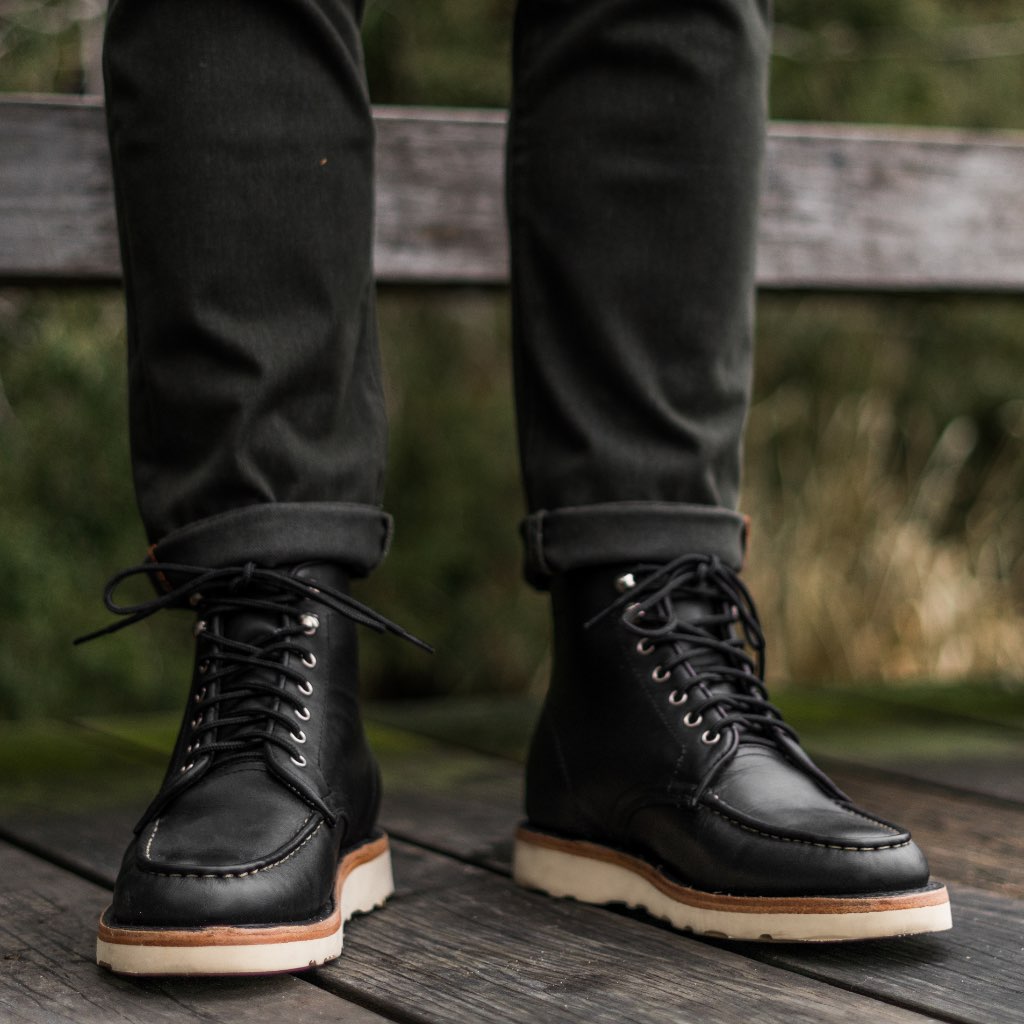 Authentic Full-Grain Leather Grain Depth & Pull-Up Patina Texture Detail