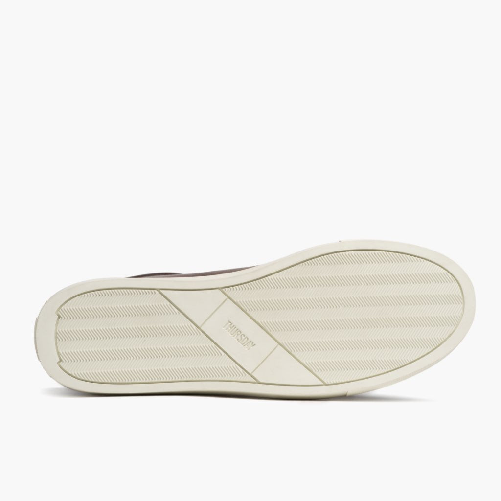 High-Traction Rubber Outsole & Lug Tread Pattern on Premier Low Top Coffee Sneakers in pelle da Uomo For Men