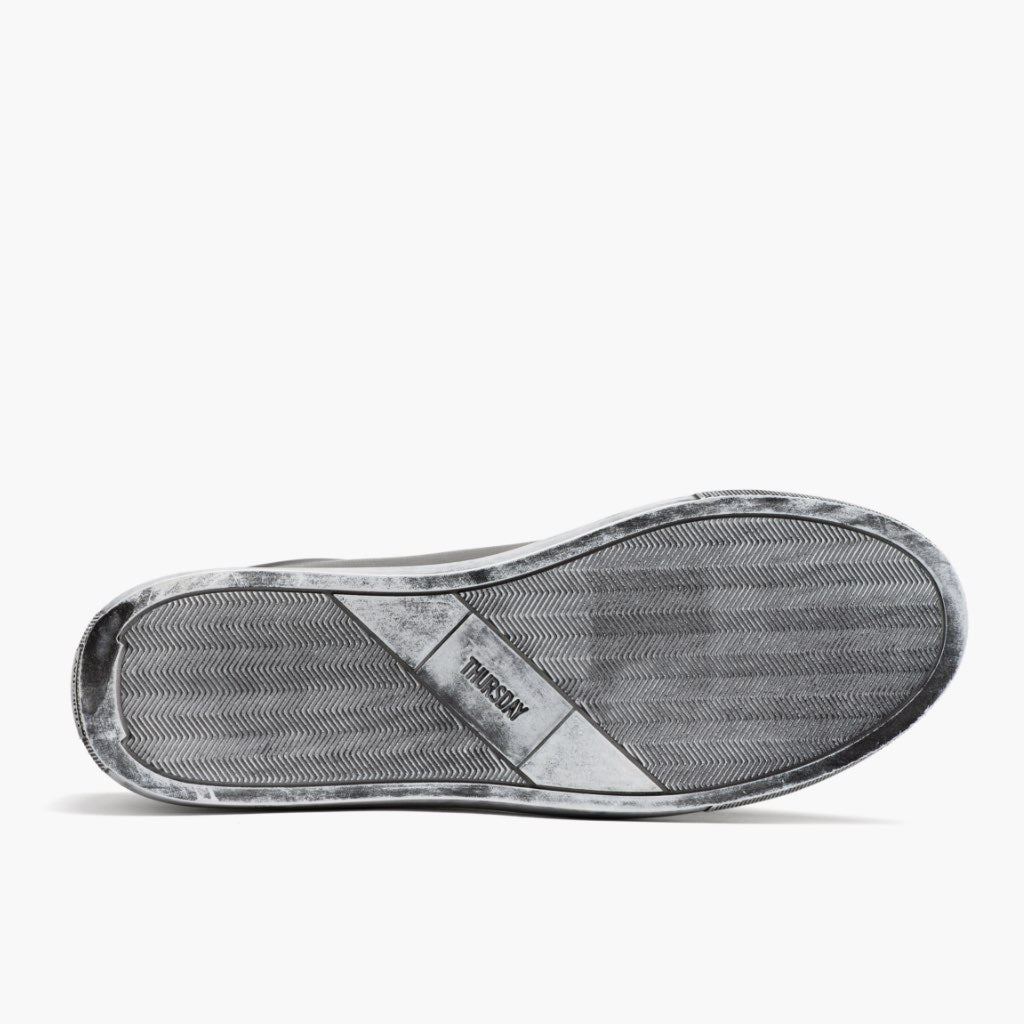 High-Traction Rubber Outsole & Lug Tread Pattern on Premier Low Top Distressed Grigio Sneakers in pelle da Uomo For Men