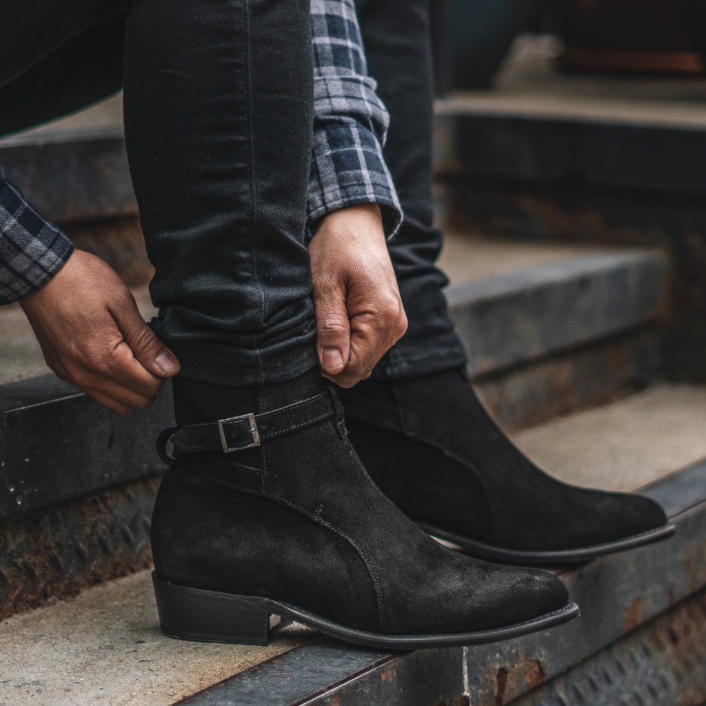 Authentic Full-Grain Leather Grain Depth & Pull-Up Patina Texture Detail