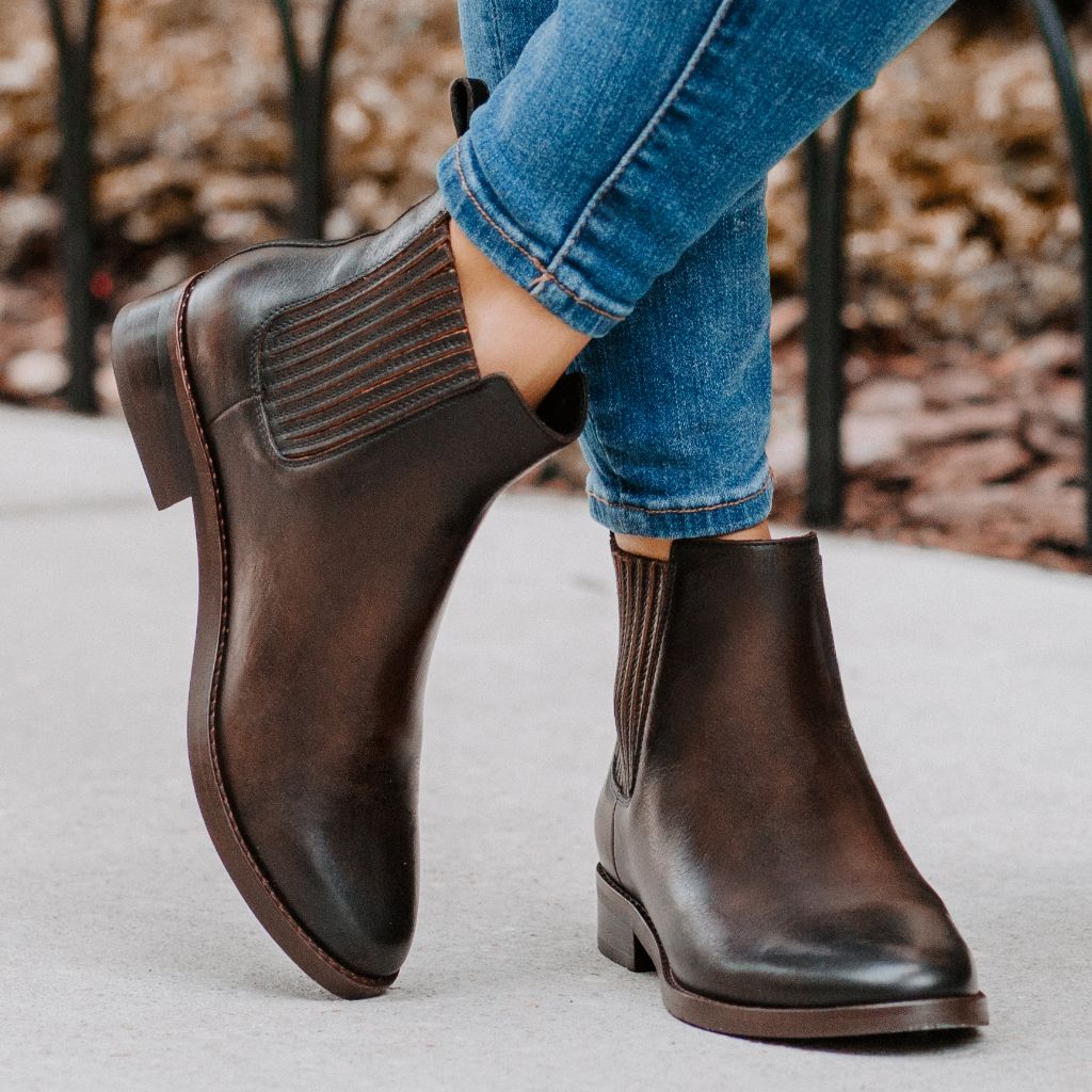Cushioned Leather Insole & Ergonomic Arch Support Construction Detail