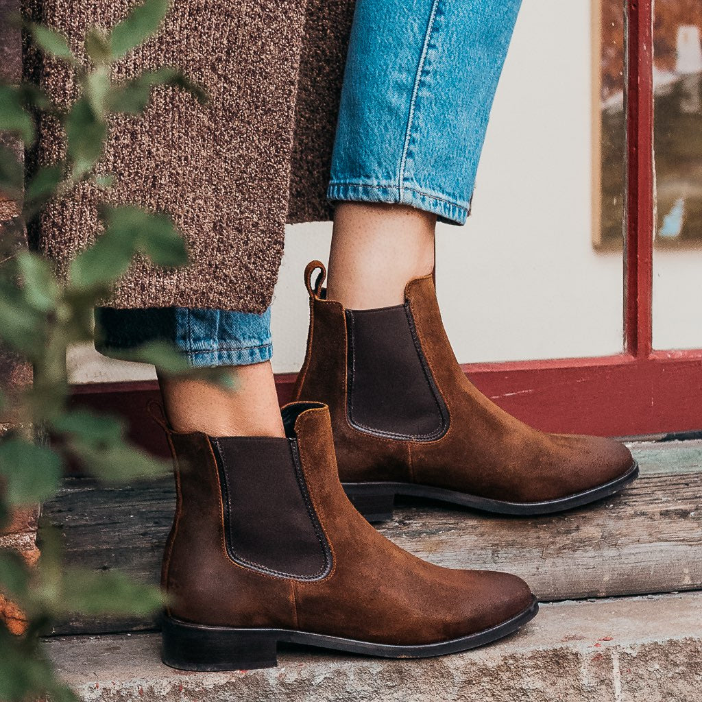 Authentic Full-Grain Leather Grain Depth & Pull-Up Patina Texture Detail