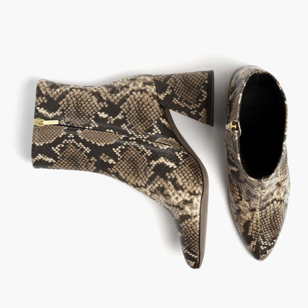 High-Traction Rubber Outsole & Lug Tread Pattern on Heartbreaker Snake Print Stivali in pelle da Donna