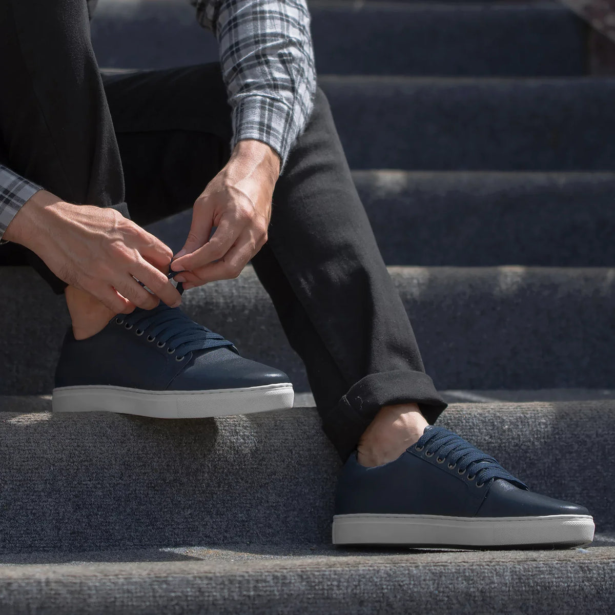 High-Traction Rubber Outsole & Lug Tread Pattern on Murphy Low Top Midnight Blu Sneakers in pelle da Uomo