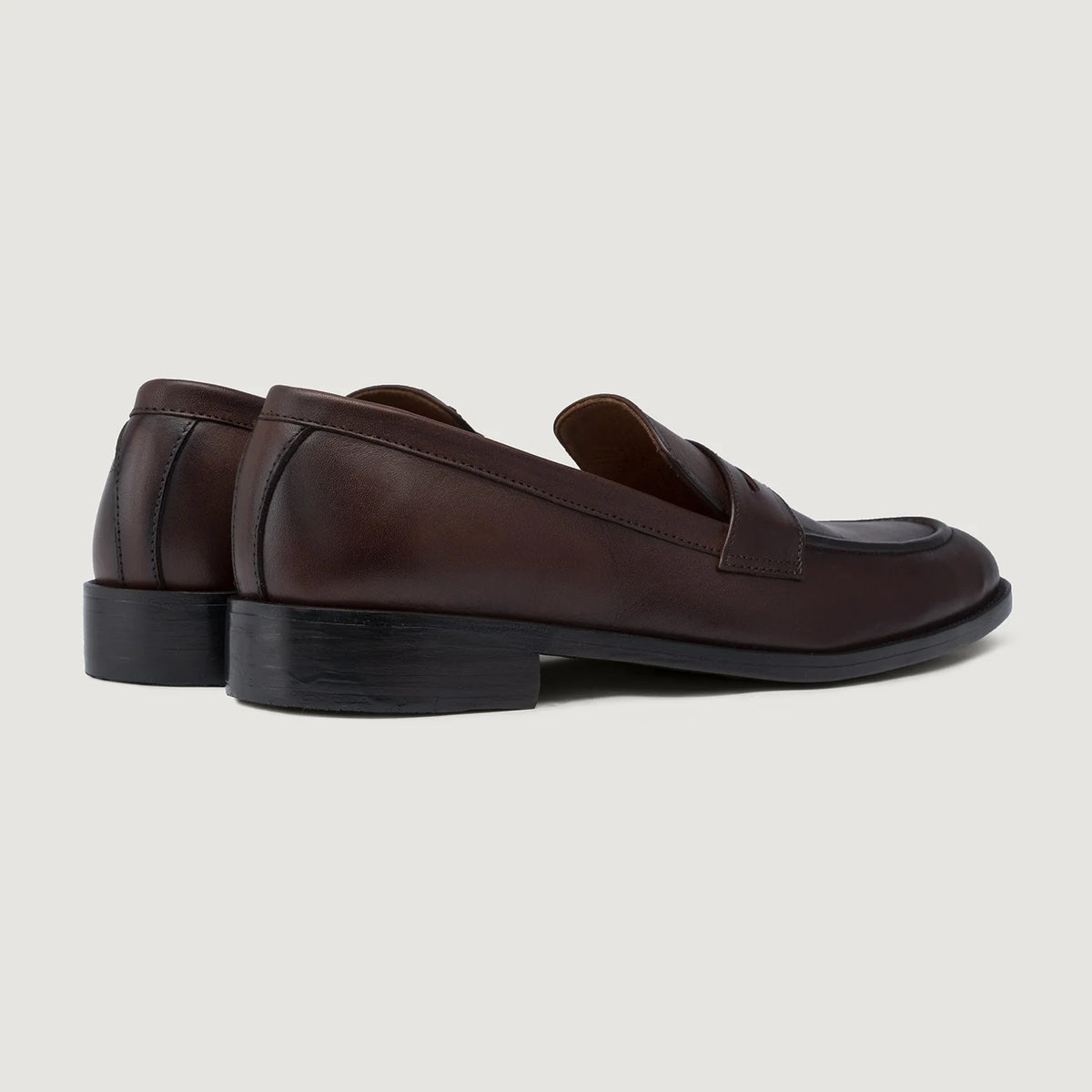 High-Traction Rubber Outsole & Lug Tread Pattern on Baxton Burnished Marrone Mocassini in pelle da Uomo For Men