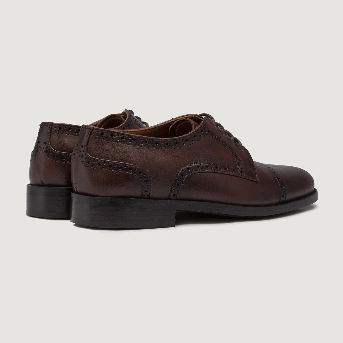High-Traction Rubber Outsole & Lug Tread Pattern on Dirk Brogues Derby Burnished Marrone Scarpe in pelle da Uomo For Men