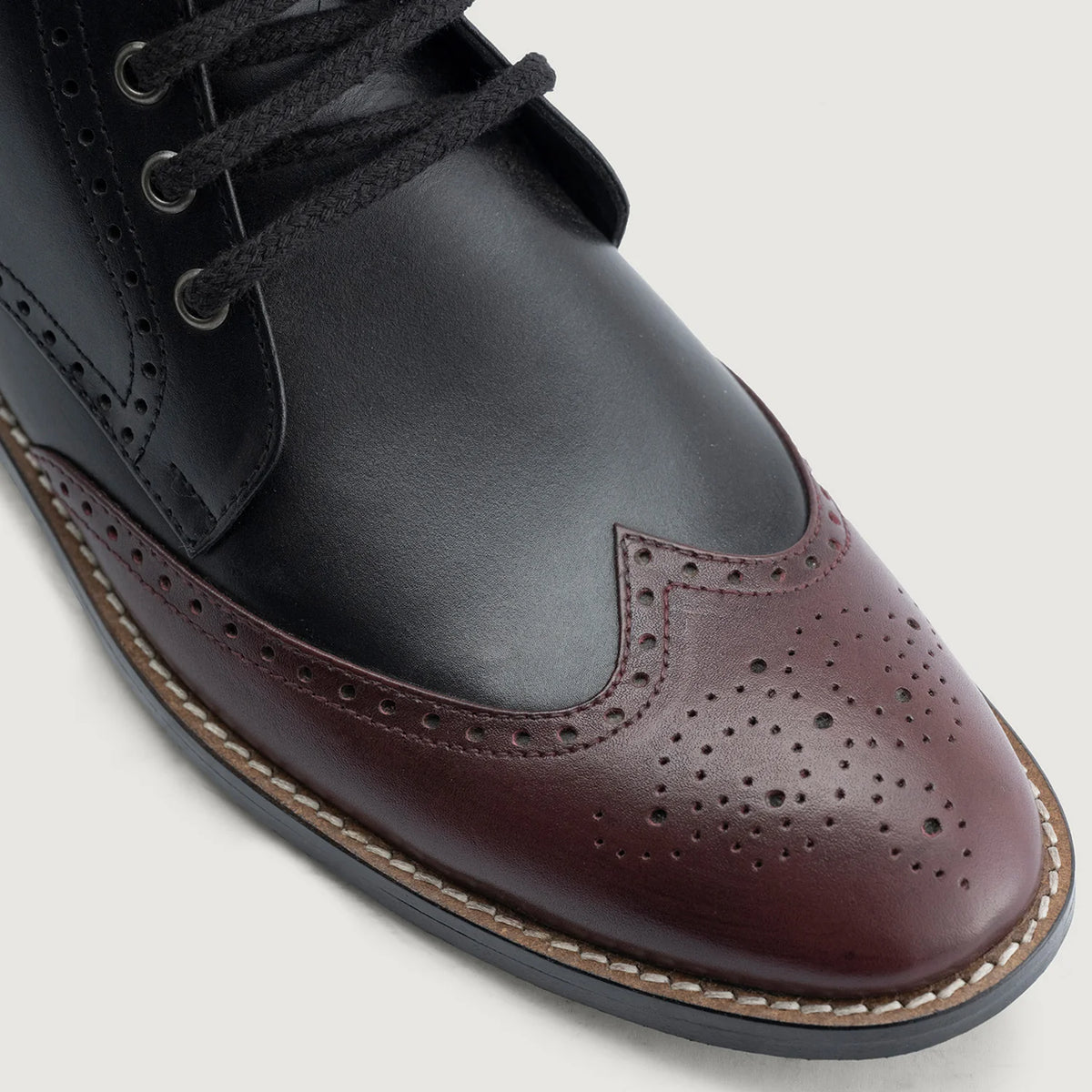 Dettaglio ravvicinato of Classic Collar & Heavy-Duty Zipper Hardware on Duster Brogues Derby Maroon Black Leather Boots StudGuard For Men