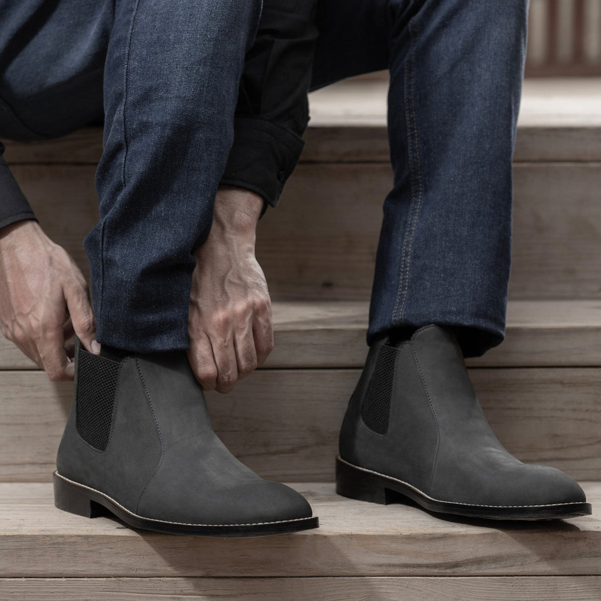 High-Traction Rubber Outsole & Lug Tread Pattern on Clarkson Chelsea Grigio Nubuck Stivali in pelle - StudGuard da Uomo