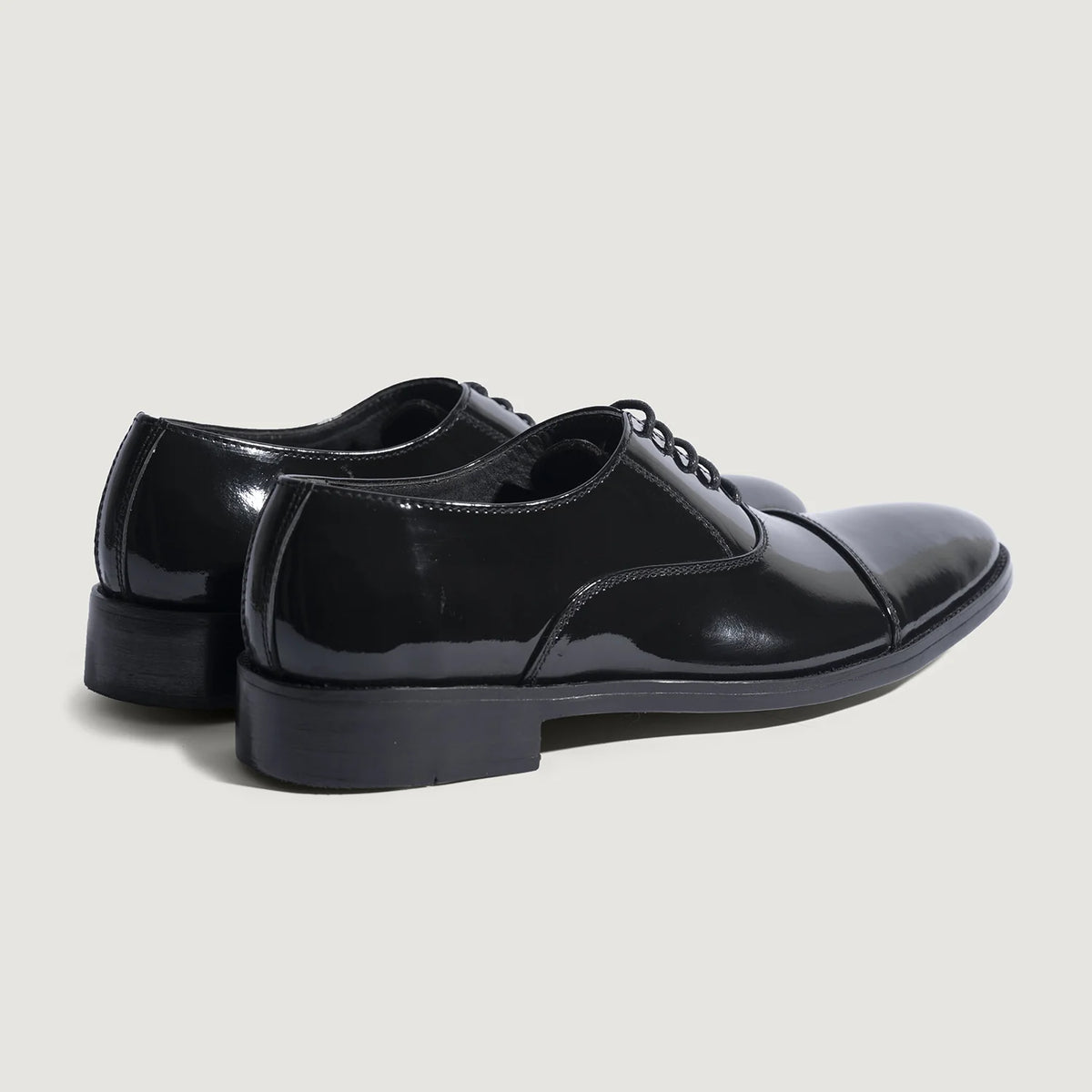 High-Traction Rubber Outsole & Lug Tread Pattern on Professor Oxford Nero Scarpe in vernice da Uomo For Men