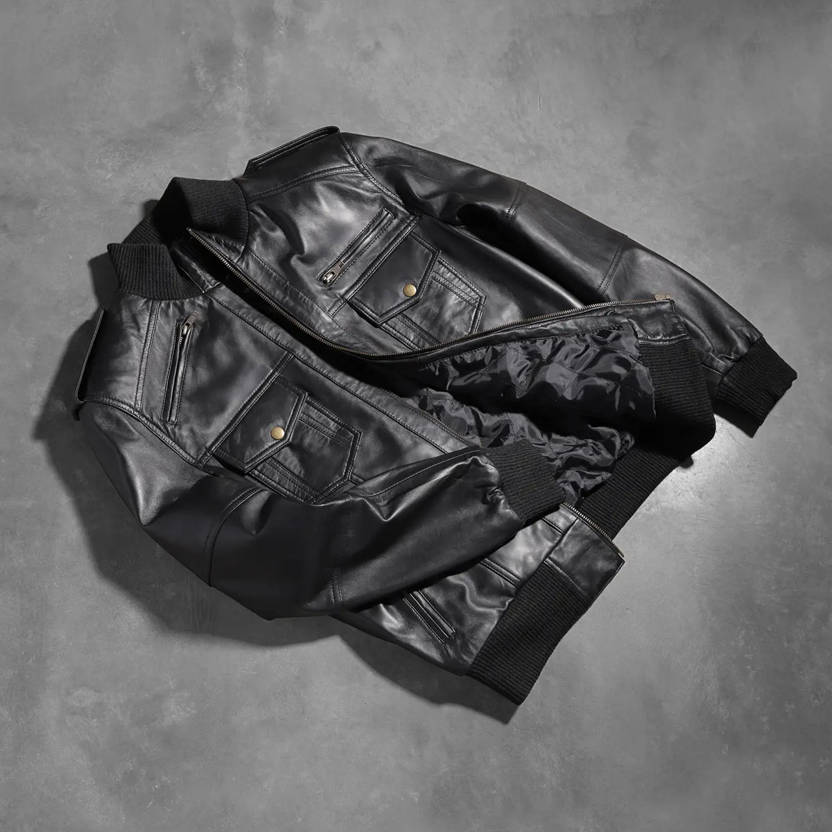 Rib knit &amp; Hem Craftsmanship Construction Detail on Men's Agent Shadow Nero Bomber in Pelle da Uomo