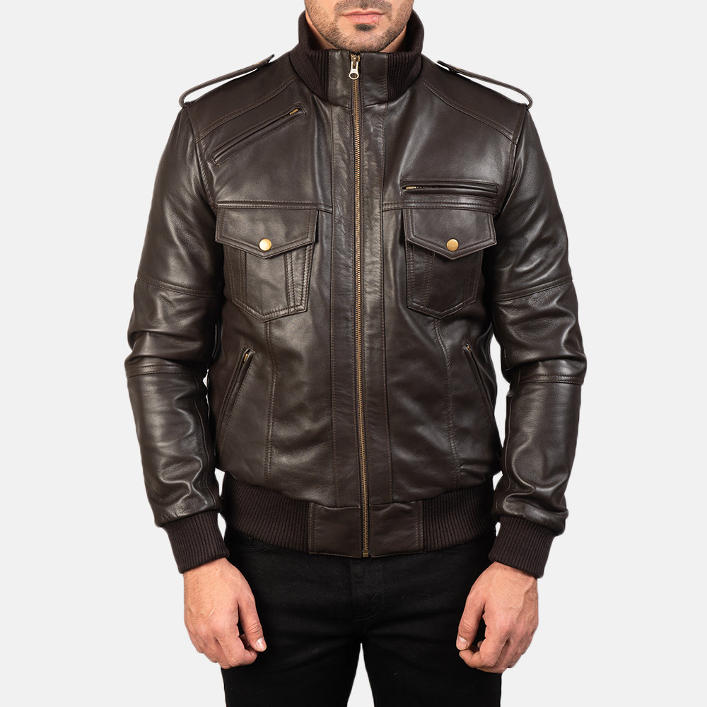 Dettaglio ravvicinato of High neck &amp; Zipper Hardware on Men's Agent Shadow Marrone Bomber in Pelle da Uomo