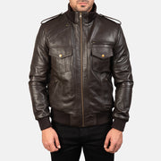 Dettaglio ravvicinato of High neck &amp; Zipper Hardware on Men's Agent Shadow Marrone Bomber in Pelle da Uomo