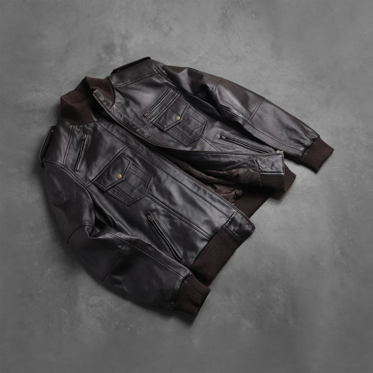 Rib knit &amp; Hem Craftsmanship Construction Detail on Men's Agent Shadow Marrone Bomber in Pelle da Uomo