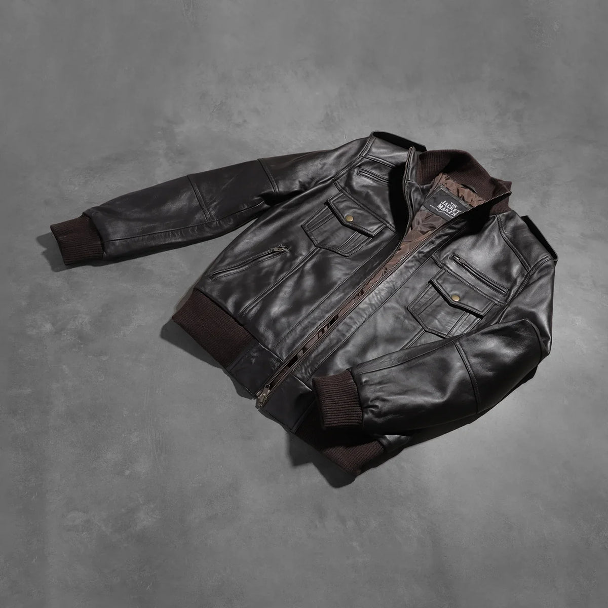 Styled Fit Perspective of Men's Agent Shadow Marrone Bomber in Pelle da Uomo on Model - Natural Daylight Drape