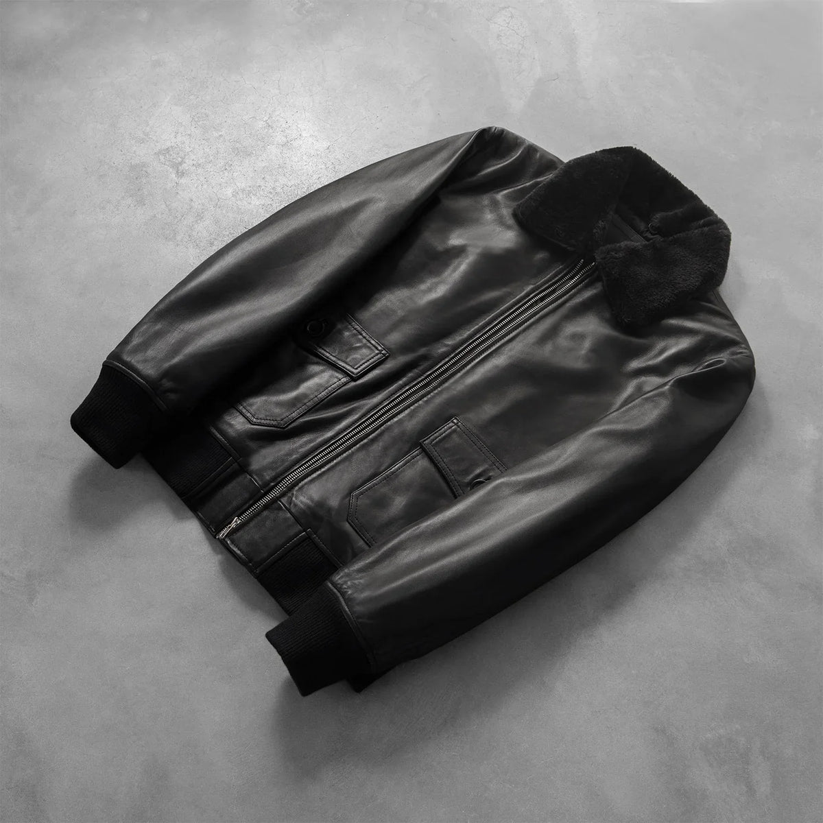 Rib Knit &amp; Hem Craftsmanship Construction Detail on Men's Airin G-1 Nero Bomber in Pelle da Uomo