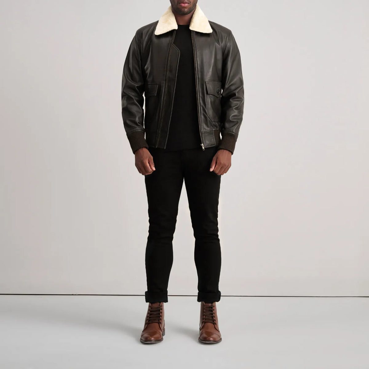 
Airin G-1 Marrone & Cream Bomber in Pelle da Uomo - Vista laterale che mostra il taglio ergonomico delle maniche