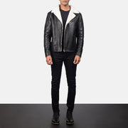Dettaglio ravvicinato of Notch &amp; Zipper Hardware on Men's Alberto Bianco Shearling Nero Giacca in Pelle da Uomo