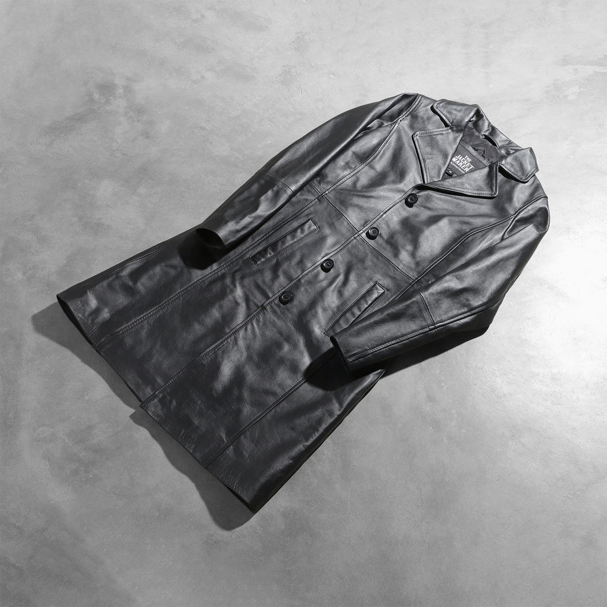 
Prospettiva indossata di Alexis Nero Single Breasted Cappotto in Pelle da Donna su modello - Drappeggio naturale alla luce del giorno