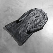 
Prospettiva indossata di Alexis Nero Single Breasted Cappotto in Pelle da Donna su modello - Drappeggio naturale alla luce del giorno