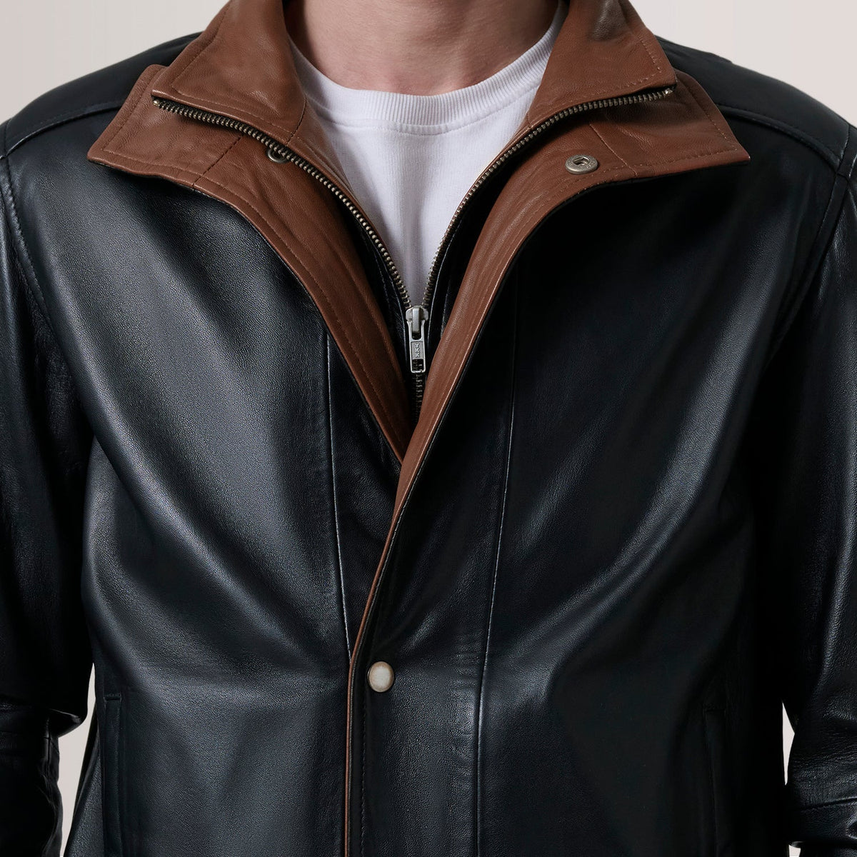 Vista interna Showing Quilted Polyester Lining &amp; Dual Inside Utility Storage Pockets