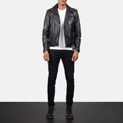 
Allaric Alley Black Leather Biker Jacket - Vista laterale che mostra il taglio ergonomico delle maniche