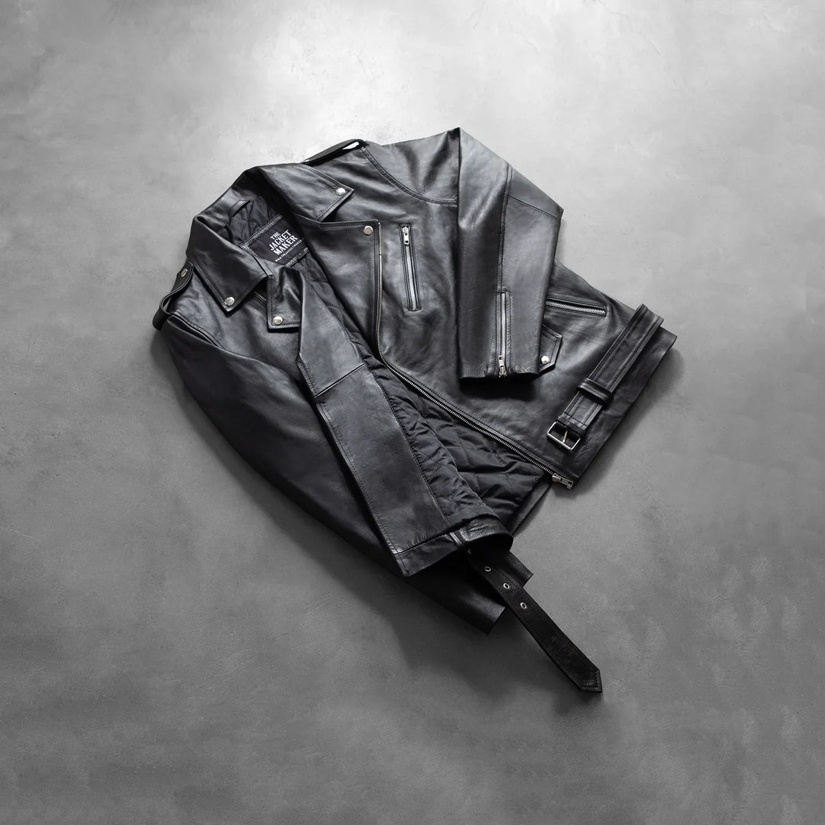 
Dettaglio artigianale dell'orlo su Allaric Alley Black Leather Biker Jacket