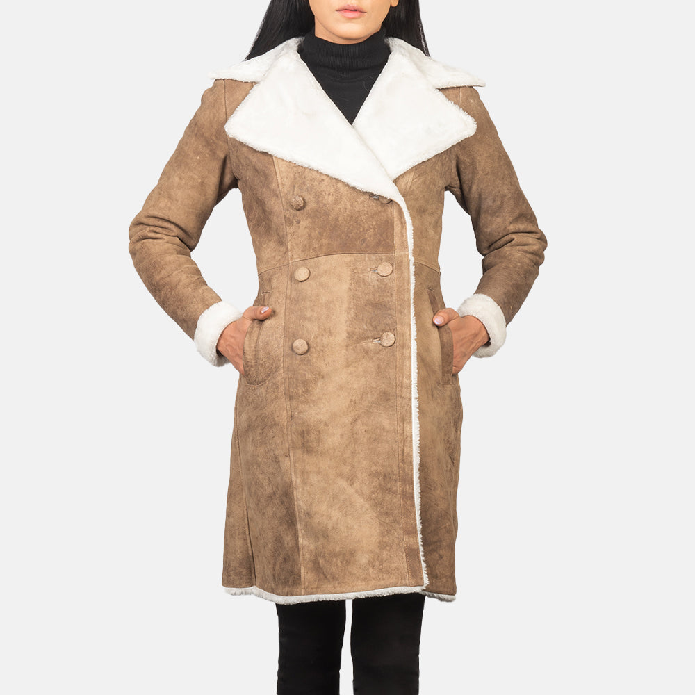 
Amie Distressed Brown Double Breasted Shearling Coat - Vista laterale che mostra il taglio ergonomico delle maniche