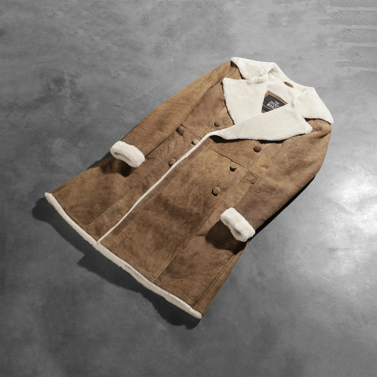 
Prospettiva indossata di Amie Distressed Brown Double Breasted Shearling Coat su modello - Drappeggio naturale alla luce del giorno