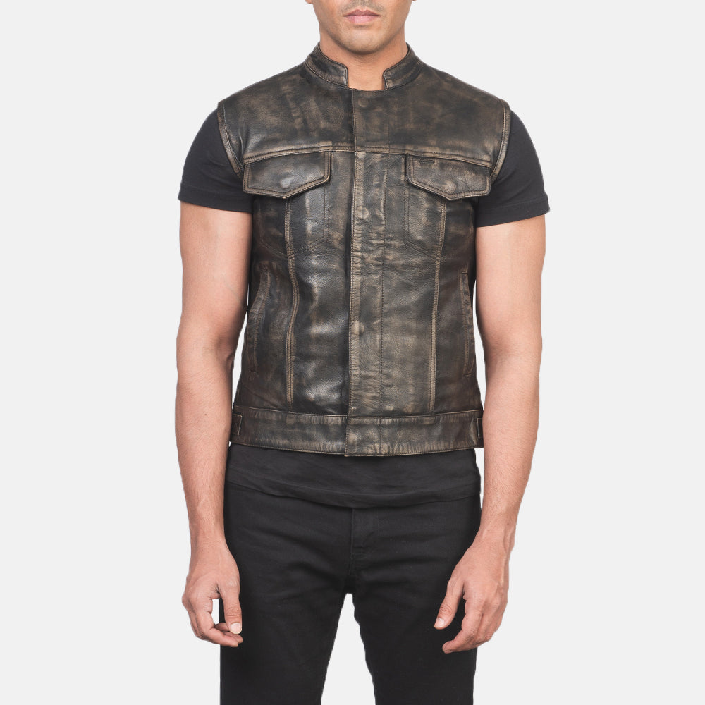 
Dettaglio ravvicinato of Band & Zipper with Button Flap Hardware on Atlas Moto Marrone Invecchiato Gilet in Pelle da Uomo