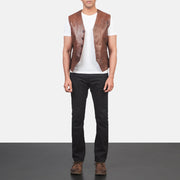 Auden Marrone Gilet in Pelle da Uomo - Vista laterale con taglio manica ergonomico