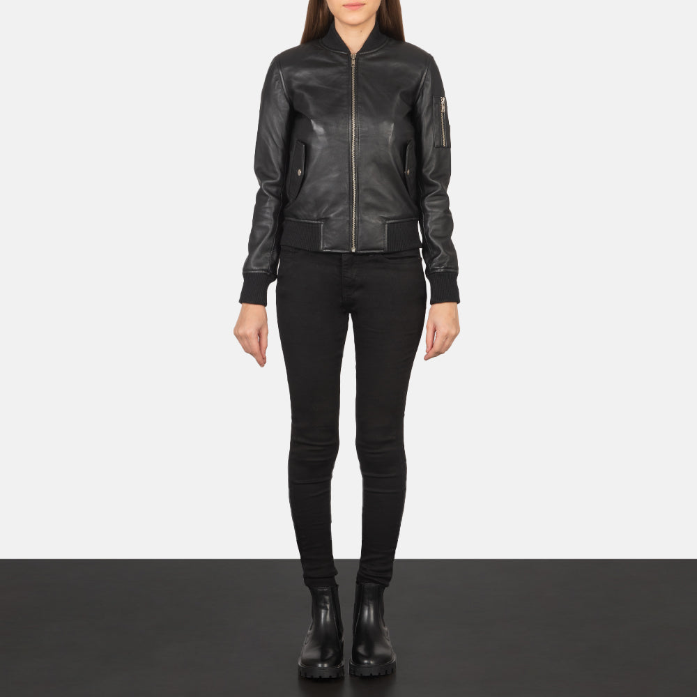 
Ava Ma-1 Black Leather Bomber Jacket - Vista laterale che mostra il taglio ergonomico delle maniche