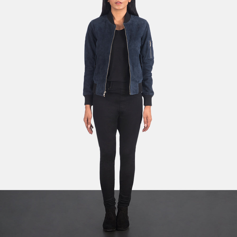 
Ava Ma-1 Blue Suede Bomber Jacket - Vista laterale che mostra il taglio ergonomico delle maniche