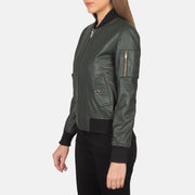 
Green Sheepskin Leather Bomber Jacket - Vista posteriore con spalle definite e orlo pulito
