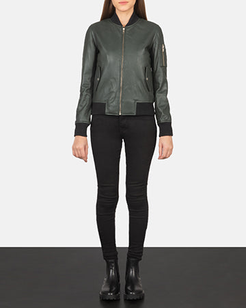 
Ava Ma-1 Green Leather Bomber Jacket - Vista laterale che mostra il taglio ergonomico delle maniche