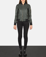 
Ava Ma-1 Green Leather Bomber Jacket - Vista laterale che mostra il taglio ergonomico delle maniche