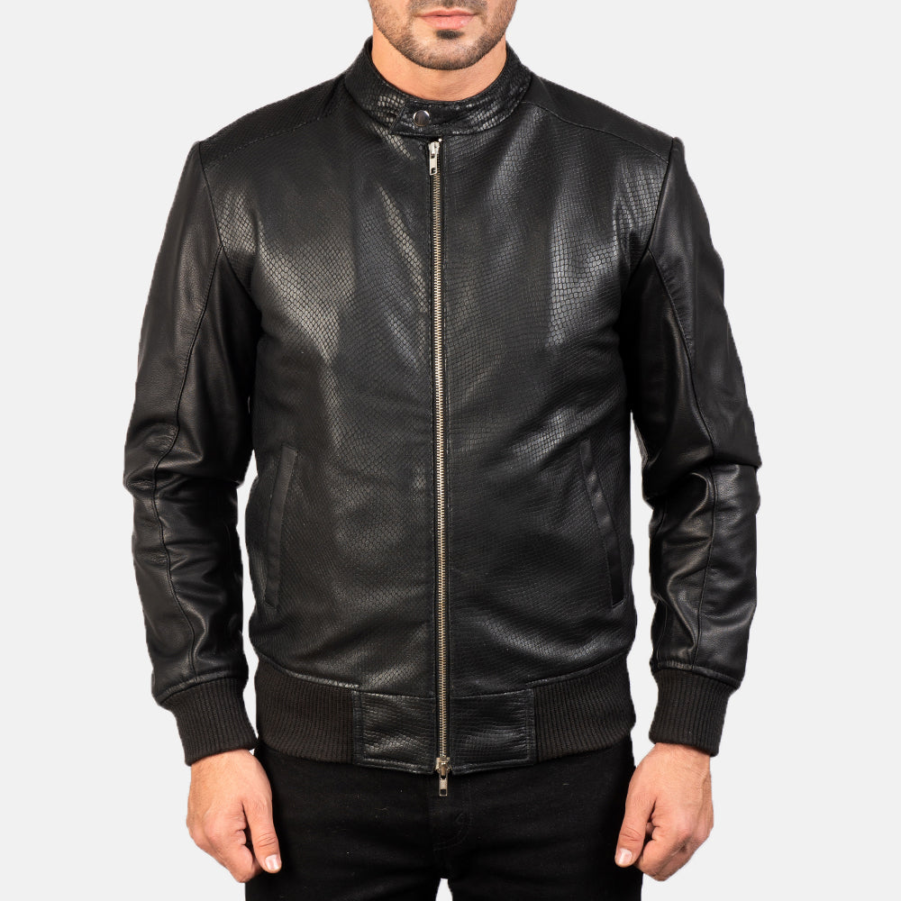 Dettaglio ravvicinato of Band with Snap Button &amp; Zipper with Dual Puller Hardware on Avan Black Leather Bomber Jacket